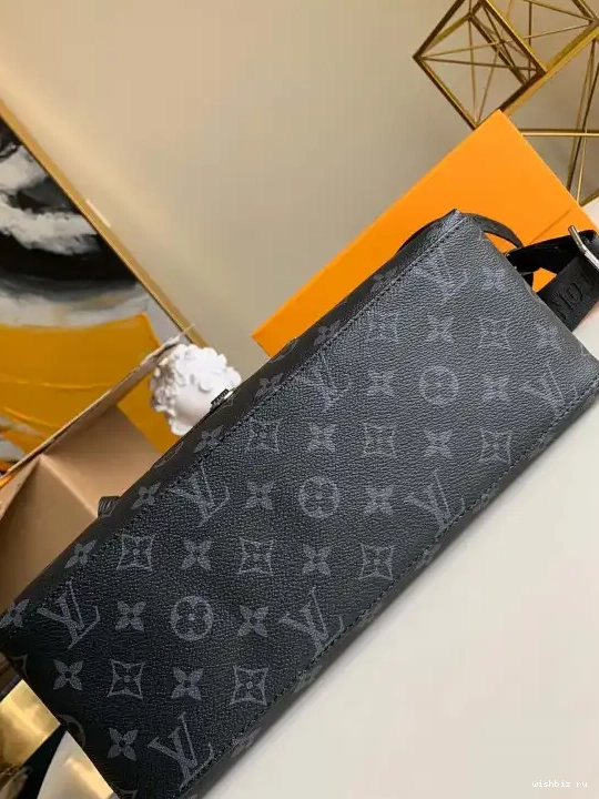 WIS LOUIS MESSENGER VUITTON BAG 0513